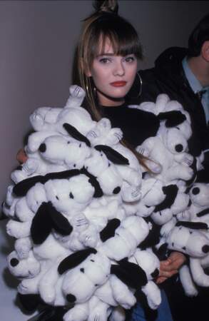 Vanessa Paradis porte la célèbre doudoune peluches Snoopy lors du défilé de Jean-Charles de Castelbajac, le 3 janvier 1989.