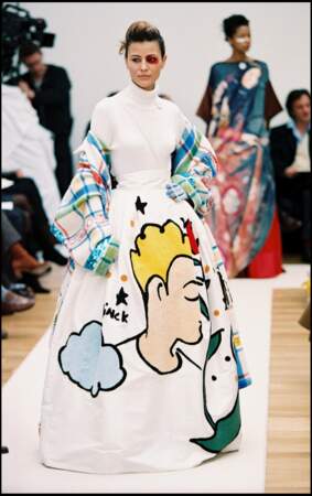 Cécile Simeone porte une aube blanche imposante à l'esprit arty imaginée par Jean-Charles de Castelbajac lors du défilé de prêt-à-porter automne/hiver 1998-1999, à Paris, le 12 mars 1998