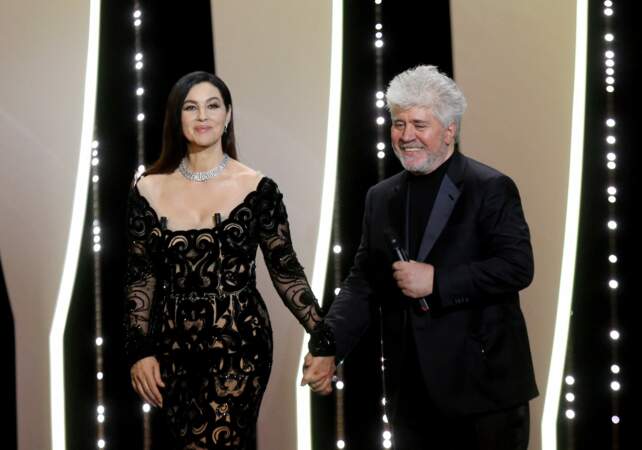 Monica Bellucci et Pedro Almodovar reçoivent le Prix du court-métrage pour le film « Une nuit douce » au Festival de Cannes, le 28 mai 2017. 