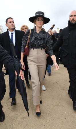 Shailene Woodley, l'actrice américaine porte un pantalon de costume taille haute et une blouse à pois au défilé Dior - collection printemps/été 2023.  À Paris, le 27 septembre 2022.