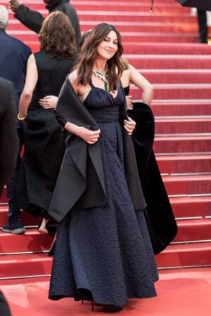 Monica Bellucci est divine en robe noire volumineuse lors du Festival de Cannes, le 18 mai 2019. 