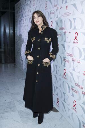 Monica Bellucci en longue robe à ornements dorés lors de la 17ème édition du dîner de la mode du Sidaction à Paris, le 24 janvier 2019. 
