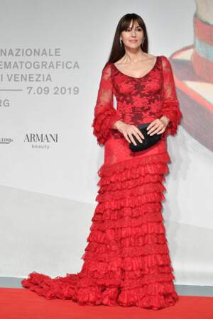 Monica Bellucci en rouge étincelant à la Mostra de Venise, le 31 août 2019. 