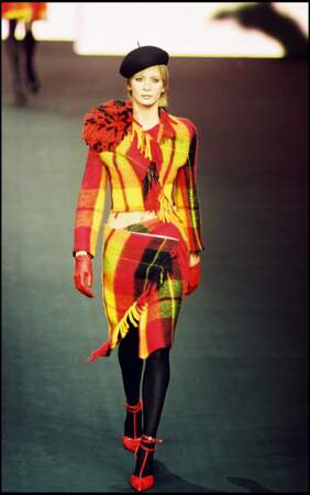Jean-Charles de Castelbajac présente un ensemble jupe-tailleur à l'esprit British lors du défilé prêt-à-porter printemps/été 2002 à Paris, le 10 octobre 2001