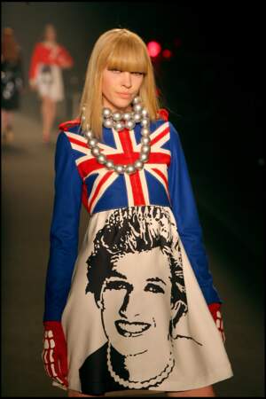 Jean-Charles de Castelbajac rend hommage à Lady Diana sur une robe patineuse à l'esprit pop art lors du défilé prêt-à-porter automne/hiver 2006-2007, le 27 février 2006 