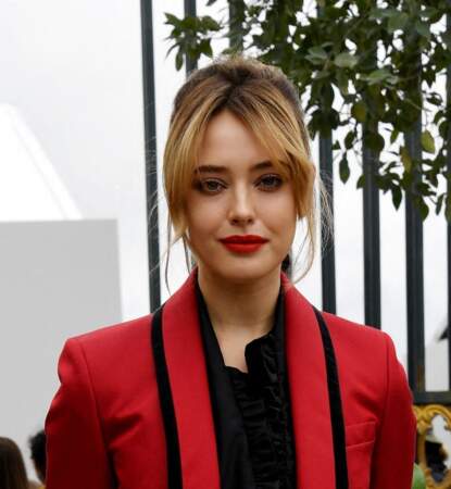 Katherine Langford opte pour une coiffure bombée et une belle bouche rouge au défilé Dior - collection printemps/été 2023. 