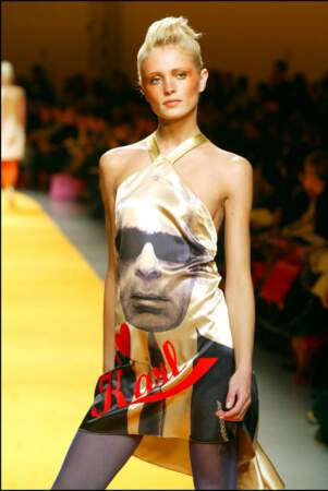 Jean-Charles de Castelbajac rend hommage à Karl Lagerfeld sur une robe satinée lors du défilé prêt-à-porter automne/hiver 2004-2005, le 7 mars 2004  