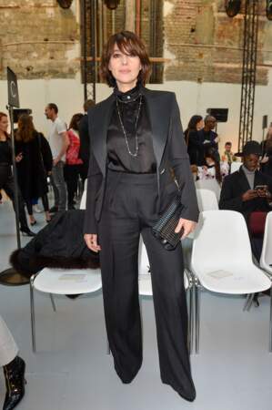 Monica Bellucci choisit un ensemble de costume noir satiné au défilé Alexandre Vauthier à Paris, le 21 janvier 2020. 