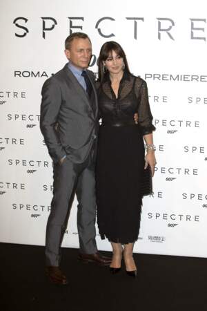 Monica Bellucci pose aux côté de 
Daniel Craig devant l'affiche du film "007 Spectre" lors de l'avant-première à Rome, le 27 octobre 2015. 