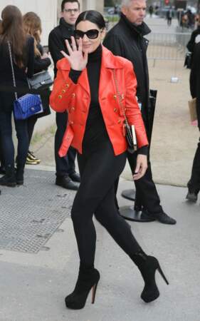 Monica Bellucci est radieuse en total-look noir et veste en vinyle orange électrisant à son arrivée au défilé Chanel - Haute Couture Printemps-Eté- le 26 janvier 2016.