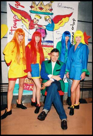 Avec ses pièces colorées, mêlant art et mode, Jean-Charles de Castelbajac a imposé sa signature lors du défilé prêt-à-porter printemps/été 1996 à Paris, le 9 octobre 1995