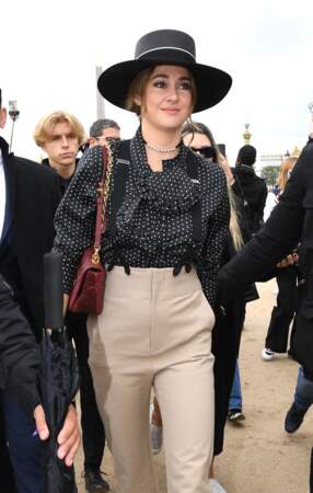 Shailene Woodley et son chapeau volumineux au défilé Dior - collection printemps/été 2023. 