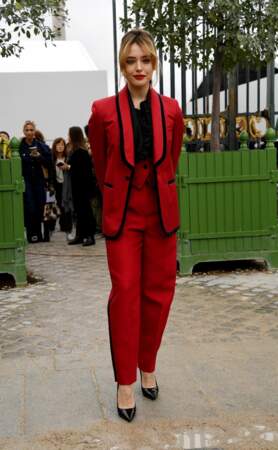 Katherine Langford, l'actrice australienne adore son ensemble de costume rouge électrisant au coutures noires au défilé Dior - collection printemps/été 2023. À Paris, le 27 septembre 2022.