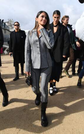 Antonela Roccuzzo, la femme du footballeur L.Messi arrive avec un ensemble de costume au défilé Dior - collection printemps/été 2023. À Paris, le 27 septembre 2022.