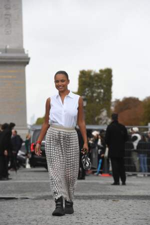 Paola Locatelli, l'instagrameuse en jupe longue et chemise sans manches au défilé Dior - collection printemps/été 2023. À Paris, le 27 septembre 2022.
