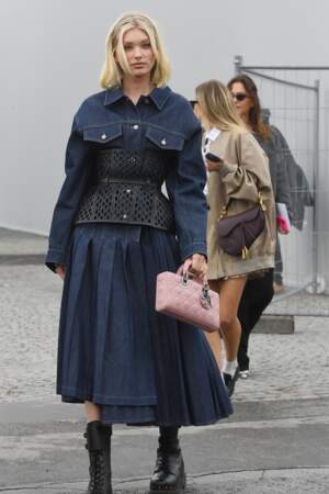 Elsa Hosk est stylée avec un total-look en denim composé d'une robe accessoirisé d'un corset au défilé Dior - collection printemps/été 2023. À Paris, le 27 septembre 2022.