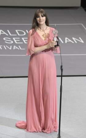 Monica Bellucci et son interminable robe rose alors qu'elle reçoit un "Lifetime achievement Donostia Award" au 65ème Festival de Saint-Sébastien, le 27 septembre 2017.