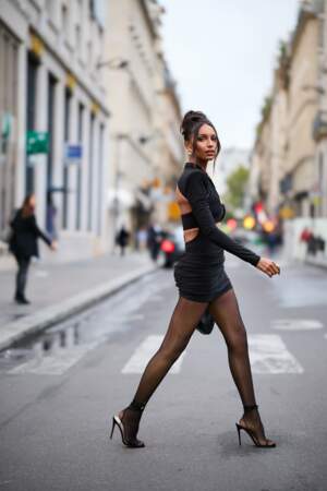 Jasmine Tookes, la mannequin américaine arpente les rues de paris avec une robe asymétrique et des collants semi-opaques, le 26 septembre 2022.