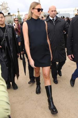 Romee Strijd, la mannequin en bottes haute et robe noire au défilé Dior - collection printemps/été 2023.  À Paris, le 27 septembre 2022.