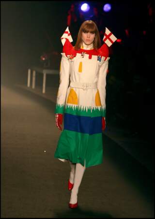 Jean-Charles de Castelbajac bouscule les codes de la mode avec une robe château aux épaulettes structurées lors du défilé automne/hiver 2006-2007, le le 27 février 2006 