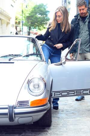 Jennifer Aniston s'habille d'une veste courte et d'un jean en denim sur le tournage de la série "The Morning Show" à New York.