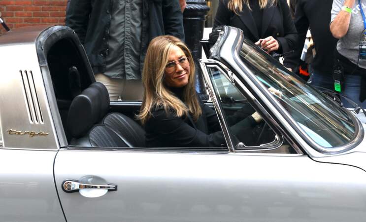 Jennifer Aniston au volant d'une Porsche sur le tournage de la série "The Morning Show" à New York, le 26 septembre 2022. 