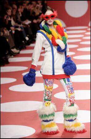 Snow boots, écharpe et lunettes de soleil en fourrure colorée, Jean-Charles de Castelbajac offre un ensemble sporty-arty lors du défilé de prêt-à-porter automne hiver 2008/2009 à Paris, le 29 février 2008
