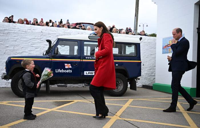 Kate Middleton porte un long manteau rouge, la couleur préférée de la princesse Diana aux Pays de Galles, le 27 septembre 2022.