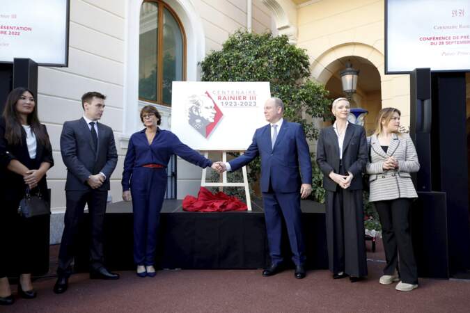 Lors de cette conférence organisée au Palais de Monaco, le 28 septembre 2022, la princesse Stéphanie et le prince Albert II de Monaco affichent leur belle complicité.