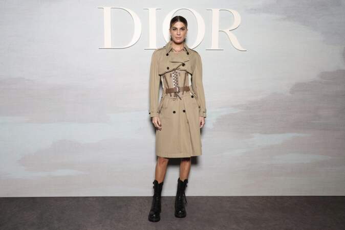 Bianca Brandolini porte un trench-coat en coton Dior lors de la Fashion week de Paris - Automne Hiver 2022.