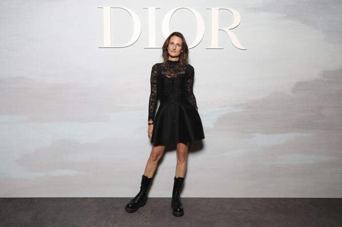 Camille Cottin opte pour une robe en cuir noir Dior lors de la Fashion week de Paris, le 27 septembre 2022. 