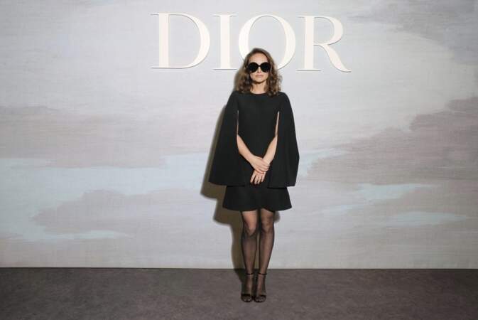 Natalie Portman et sa robe-cape Dior lors de la Fashion week de Paris, le 27 septembre 2022. 