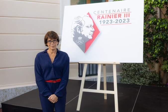 La princesse Stéphanie de Monaco décontractée-chic dans une combination bleu marine lors de la conférence de présentation des célébrations du centenaire du Prince Rainier III, au Palais de Monaco, le 28 septembre 2022. 