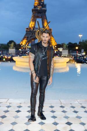 Baptiste Giabiconi en total-look en cuir au défilé Saint Laurent lors de la Fashion week de Paris , le 27 septembre 2022.