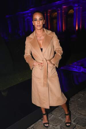 Alice Belaïdi est élégante avec un trench-coat noué autour de la taille de l'actrice au défilé Etam lors de la Fashion week de Paris, le 27 septembre 2022. 