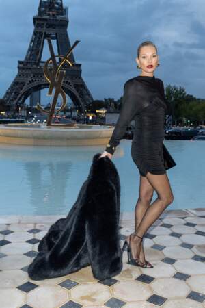 Kate Moss arrive en total-look noir 
au défilé Saint Laurent lors de la Fashion week de Paris , le 27 septembre 2022.