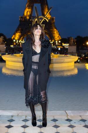 Charlotte Gainsbourg joue l'originalité avec une robe en tulle entièrement transparente lors de la Fashion week de Paris, le 27 septembre 2022. 