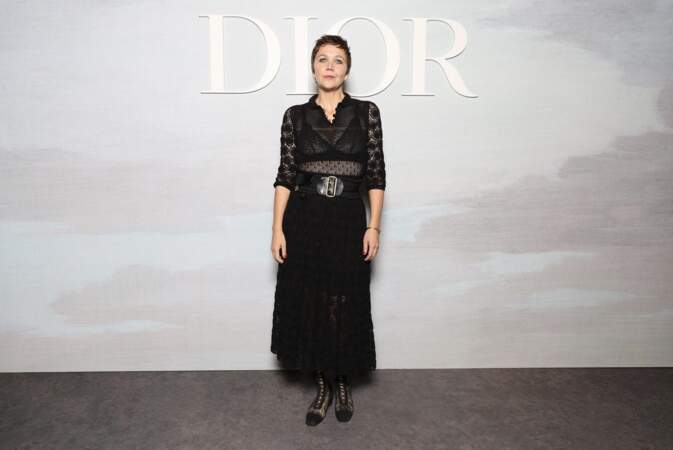 Maggie Gyllenhaal et sa robe en robe en maille noire Dior Croisière 2023 Lors de la Fashion week parisienne, le 27 septembre 2022. 