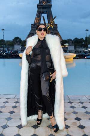 Rossy De Palma arbore un superbe chemisier en tulle au défilé Saint Laurent lors de la Fashion week de Paris , le 27 septembre 2022.