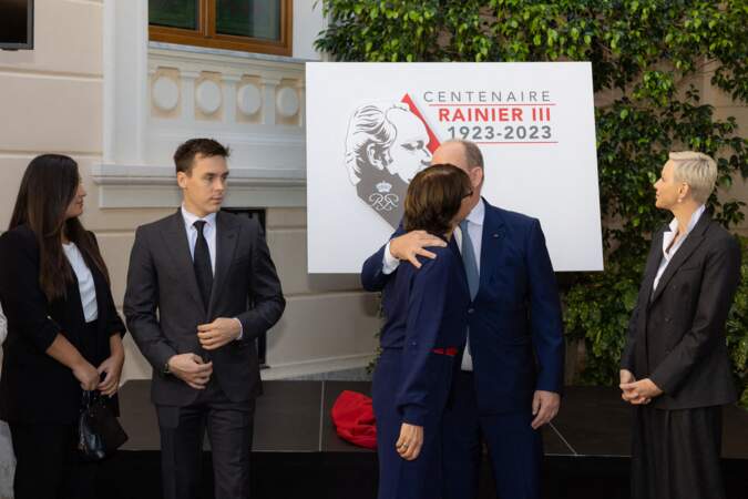 Le prince Albert II de Monaco et sa sœur la princesse Stéphanie échangent une tendre accolade à l'issue de cette conférence au Palais de Monaco, le 28 septembre 2022.