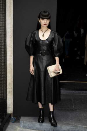 Kozue Akimoto, le top-model choisit une robe longue en similicuir lors du défilé Chloé - Collection Prêt-à-porter Printemps/Eté 2023 lors de la Fashion Week de Paris. Le 29 septembre 2022