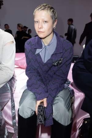 Emma D'Arcy porte un jean avec de hautes bottes au défilé Acne Studios à Paris, 28 septembre 2022. 