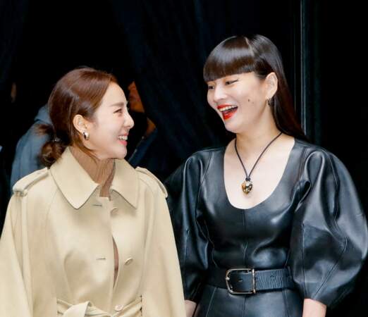 Sandara Park en trench-coat beige et Kozue Akimoto en robe similicuir lors du défilé Chloé - Collection Prêt-à-porter Printemps/Eté 2023 lors de la Fashion Week de Paris. Le 29 septembre 2022