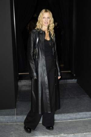 Sandrine Kiberlain arbore un total-look noir lors du défilé Chloé - Collection Prêt-à-porter Printemps/Eté 2023 lors de la Fashion Week de Paris. Le 29 septembre 2022
