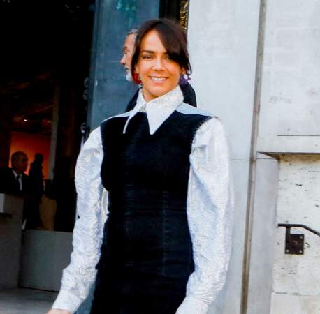 Pauline Ducruet est superbe avec sa robe-chemise argentée au défilé Acne Studios à Paris, 28 septembre 2022. 