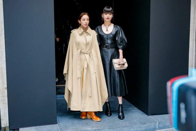 Sandara Park (la chanteuse) et Kozue Akimoto (la top-model) posent ensemble lors du défilé Chloé - Collection Prêt-à-porter Printemps/Eté 2023 lors de la Fashion Week de Paris. Le 29 septembre 2022