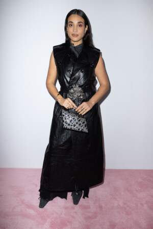 Camélia Jordana et sa robe en vinyle noire au défilé Acne Studios à Paris, 28 septembre 2022. 