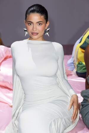 Kylie Jenner est tendance avec des cheveux plaqués en arrière et qu'elle vient nouer en chignon au défilé Acne Studios à Paris, 28 septembre 2022. 