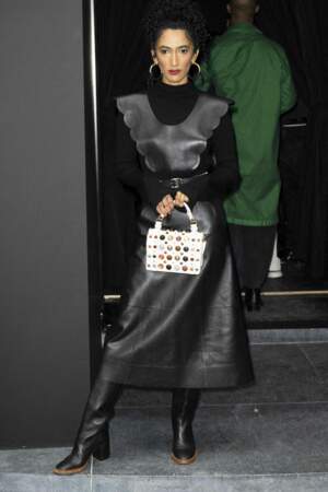 Trisha Shetty, la militante indidenne en longue robe similicuir et un mini-sac en perles lors du défilé Chloé - Collection Prêt-à-porter Printemps/Eté 2023 lors de la Fashion Week de Paris. Le 29 septembre 2022