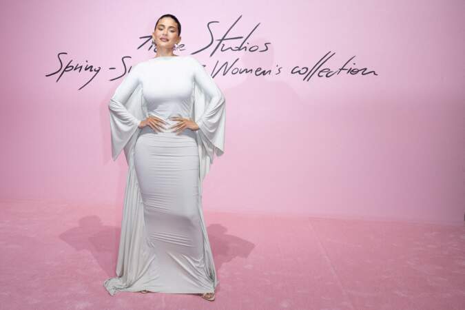 Kylie Jenner en total-look blanc au défilé Acne Studios à Paris, 28 septembre 2022. 